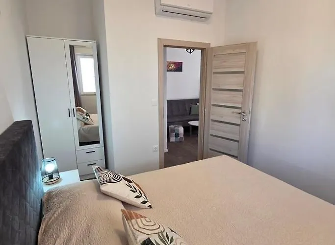 Apartment With Parking Space - 25305 Trogir